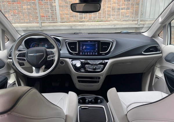 Chrysler Pacifica cena 134900 przebieg: 74800, rok produkcji 2018 z Lędziny małe 497